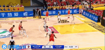 神來之筆！朱俊龍弧頂失去節(jié)奏長(zhǎng)兩分強(qiáng)投 壓哨洞穿籃心