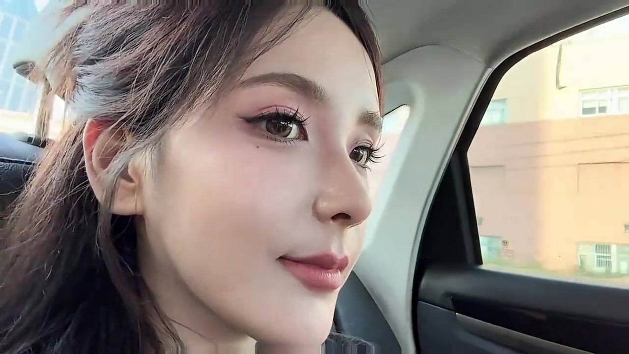 Bin：？？LPL解說rita分享自拍視頻：看！太陽！