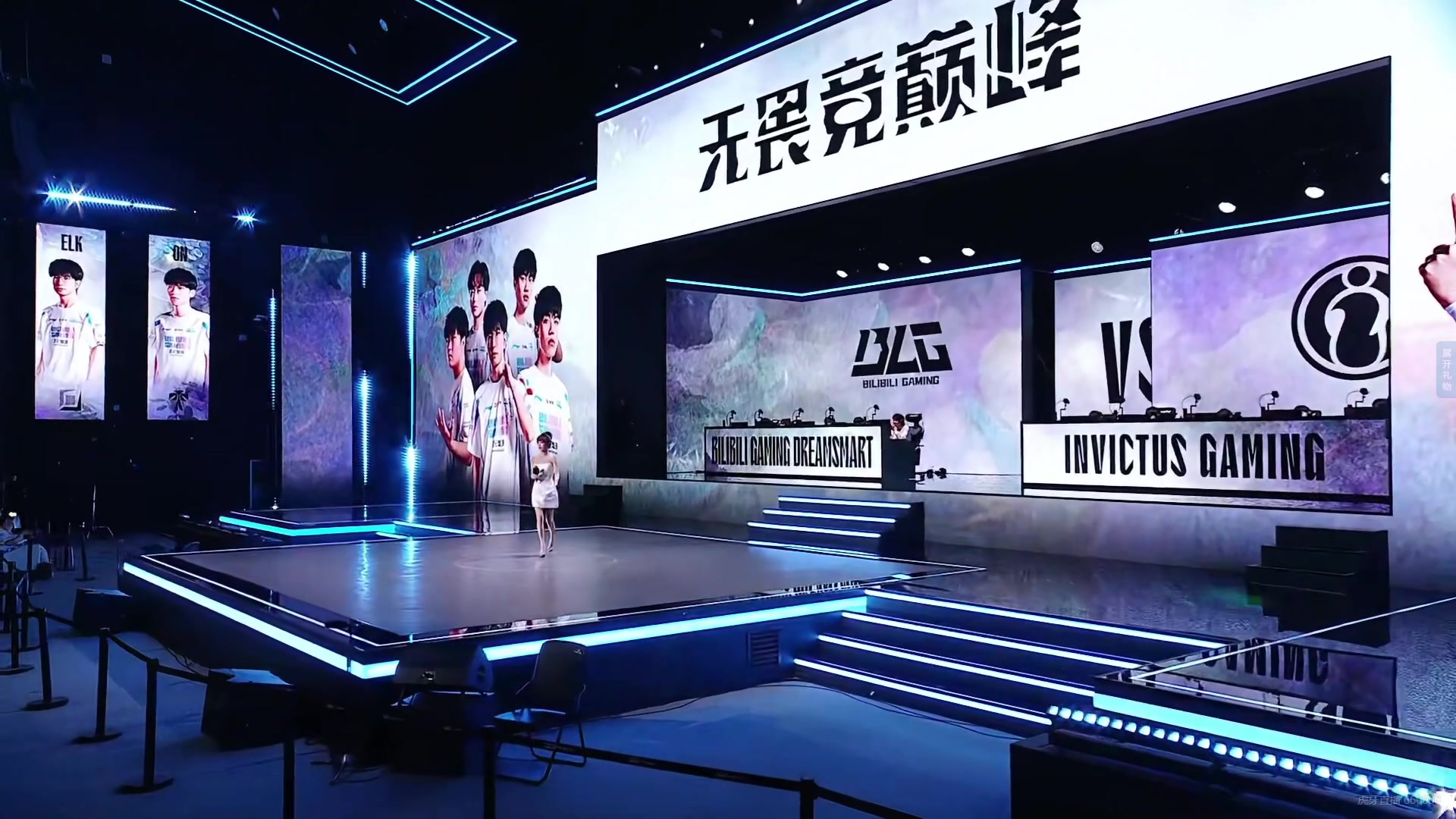 第二場女主持泱泱：淺色連衣短裙，吧友們覺得如何？
